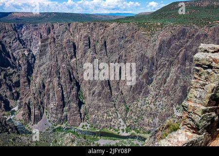 In diesem Park, der vom Gunnison River gebildet wird, sind steile Wände zu sehen Stockfoto
