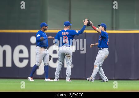 Milwaukee, WI, USA. 5.. Juli 2022. Chicago Cubs linker Feldspieler Nelson Velazquez #4, Chicago Cubs linker Feldspieler Ian Happ #8 und Chicago Cubs rechter Feldspieler Seiya Suzuki #27 feiern einen Sieg während des MLB-Spiels zwischen den Chicago Cubs und den Milwaukee Brewers im American Family Field in Milwaukee, WI. Cubs besiegte Brewers, 8-3. Kirsten Schmitt/CSM/Alamy Live News Stockfoto