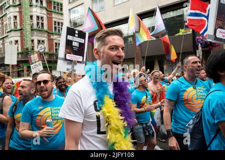 Piccadilly, London, Großbritannien. 2.. Juli 2022. London Pride März 2022. Wir feiern 50 Jahre Pride in Großbritannien und folgen der gleichen Strecke im Zentrum Londons, die 1972 genommen wurde. London Gay Mens Choir marschiert und singt. Kredit: Stephen Bell/Alamy Stockfoto