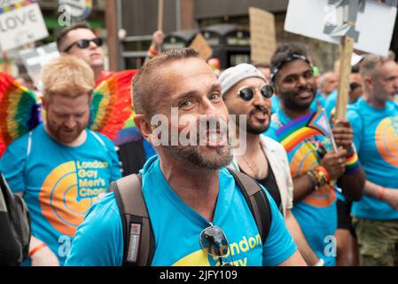 Piccadilly, London, Großbritannien. 2.. Juli 2022. London Pride März 2022. Wir feiern 50 Jahre Pride in Großbritannien und folgen der gleichen Strecke im Zentrum Londons, die 1972 genommen wurde. London Gay Mens Choir marschiert und singt. Kredit: Stephen Bell/Alamy Stockfoto