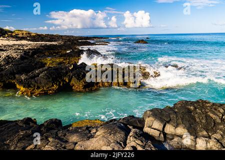 Exponierter Lava am Ufer des Manini'owali Beach und der Kua Bay, Kekaha Kai, State Park, Hawaii Island, Hawaii, USA Stockfoto