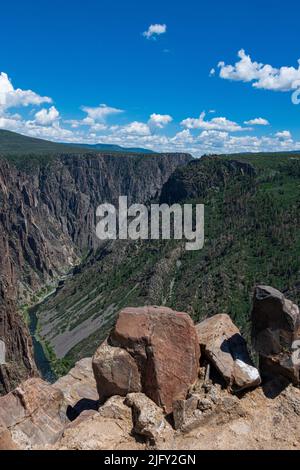In diesem Park, der vom Gunnison River gebildet wird, sind steile Wände zu sehen Stockfoto