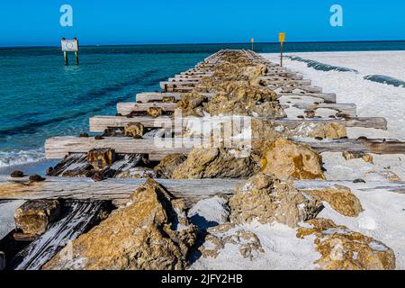 Die historische Eisenbahntrasse-Anlegestelle am Longboat Pass, Coquina Beach, Bradenton, Florida, USA Stockfoto