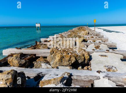 Die historische Eisenbahntrasse-Anlegestelle am Longboat Pass, Coquina Beach, Bradenton, Florida, USA Stockfoto