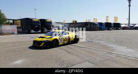 Misano Adriatico, Rimini, Italien. 5.. Juli 2022. Misano Adriatico, Rimini, Italien - 02. Juli 2022 :gesehen von einem Audi Rennwagen des Teams Sainteloc aus dem Jahr 14. Am 1., 2. Und 3. Juli fand auf dem Misano World Circuit eine der renommiertesten Automobilveranstaltungen der internationalen Szene statt. Die wichtigsten Motorsportmarken der Welt, von Audi bis Bentley, von Ferrari bis Lamborghini bis BMW und Aston Martin, nahmen am Misano International Circuit Teil. Das Sportereignis ist ''Fanatec GT World Challenge. (Bild: © Pasquale Senatore/Pacific Press via ZUMA Press Wire) Stockfoto