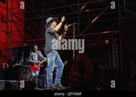 4. Juli 2022, Este, Venetien, Italien: Zucchero ''Sugar'' Fornaciari spielte auf der Bühne des Estestate Festivals 2022 im Carrarese Castle in Este (PD) (Bildquelle: © Mimmo Lamacchia/Pacific Press via ZUMA Press Wire) Stockfoto