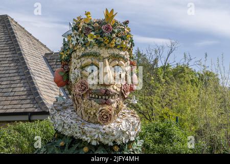 Skulptur des Künstlers Philip Haas, ein Kopf aus einer Sammlung von saisonalem Gemüse im Garten der Royal Horticultural Society Harlow Carr von RHS Stockfoto