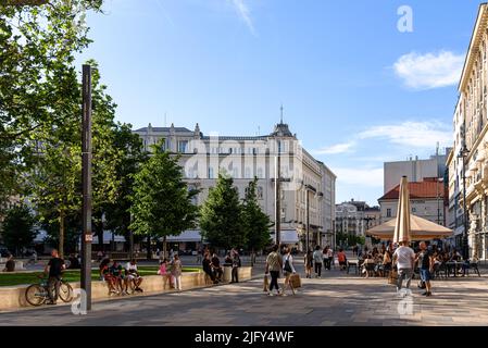 Touristen in Vorosmarty ter im Frühjahr in Budapest, Ungarn Stockfoto