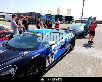 Misano Adriatico, Rimini, Italien. 5.. Juli 2022. Misano Adriatico, Rimini, Italien - 02. Juli 2022 :Blick im Fahrerlager des Rennwagens Nummer 47 McLaren des Teams Graystone. Am 1., 2. Und 3. Juli fand auf dem Misano World Circuit eine der renommiertesten Automobilveranstaltungen der internationalen Szene statt. Die wichtigsten Motorsportmarken der Welt, von Audi bis Bentley, von Ferrari bis Lamborghini bis BMW und Aston Martin, nahmen am Misano International Circuit Teil. Das Sportereignis ist ''Fanatec GT World Challenge. (Bild: © Pasquale Senatore/Pacific Press via ZUMA Press Wire) Stockfoto