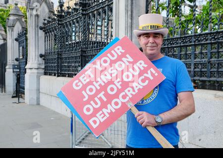 London, Großbritannien, 5.. Juli 2022. Der Aktivist Steve Bray, der nach einem schockierten Rücktritt zweier Kabinettsmitglieder, Kanzler Rishi Sunak und Gesundheitsminister Sajid Javid, mit guter Laune gesehen wurde, rückt dem Austritt von Premierminister Boris Johnson einen Schritt näher. Kredit: Elfte Stunde Fotografie/Alamy Live Nachrichten Stockfoto