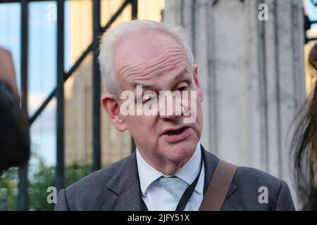 London, UK, 5. Juli 2022. Lord Moylan wird vor den Houses of Parliament interviewt. Die MPS verlassen den Parlamentskomplex nach dem Schock von zwei Kabinettsmitgliedern, Kanzler Rishi Sunak und Gesundheitssekretär Sajid Javid. Quelle: Eleventh Photography/Alamy Live News Stockfoto