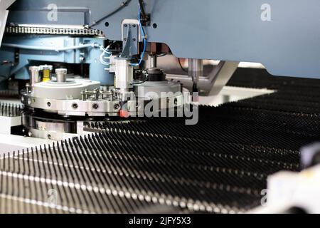 Industrielle CNC Revolver Stanzmaschine Nahaufnahme. Selektiver Fokus. Stockfoto