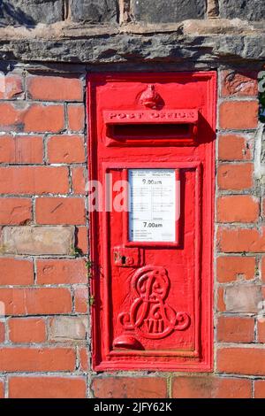 Prestatyn, Großbritannien. Juni 22, 2022. Ein roter Briefkasten, der in einer Ziegelwand montiert ist Stockfoto