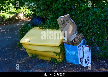 Prestatyn, Großbritannien. Juni 22, 2022. Der Hausmüll wurde neben einem gelben Kornbehälter abgelegt Stockfoto