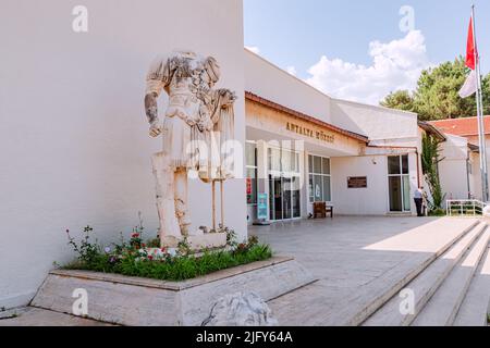 28. Mai 2022, Antalya, Türkei: Eingang zum archäologischen Museum mit Exponaten aus alten lykischen Städten Stockfoto