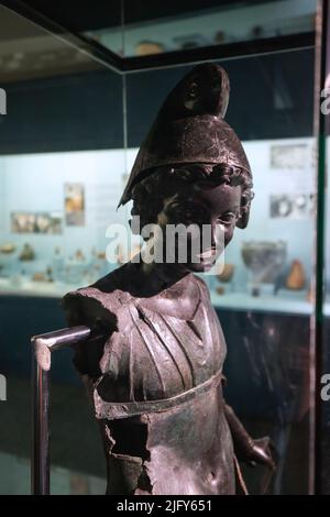 28. Mai 2022, Antalya, Türkei: Bronzeskulptur des antiken griechischen Helden Attis im Museum von Antalya Stockfoto