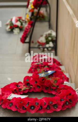 Rote Mohnkränze am Menin Gate in Ypern, ein Denkmal für die gefallenen Soldaten während des Ersten Weltkriegs in Flanders Fields Stockfoto