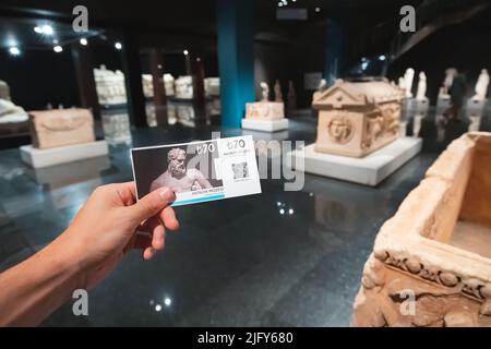 28. Mai 2022, Antalya, Türkei: Eintrittskarte für das Archäologische Museum von Antalya vor dem Hintergrund des Innenraums der Halle mit griechischer SA Stockfoto