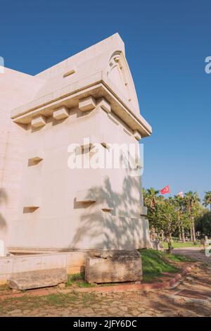 28. Mai 2022, Antalya, Türkei: Archäologisches Museum. Außen in Form berühmter Lykien, alter Gräber und Sarkofag. Stockfoto