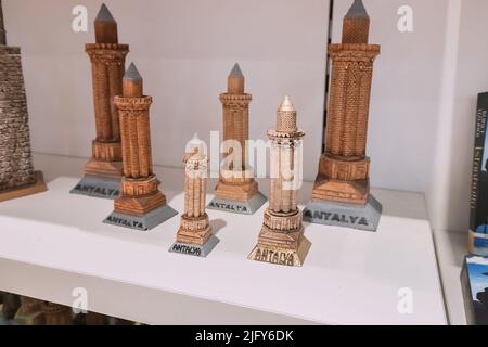 28. Mai 2022, Antalya, Türkei: Die Yivli Minarett-Statuen werden auf dem Souvenirmarkt oder im Touristenladen verkauft Stockfoto