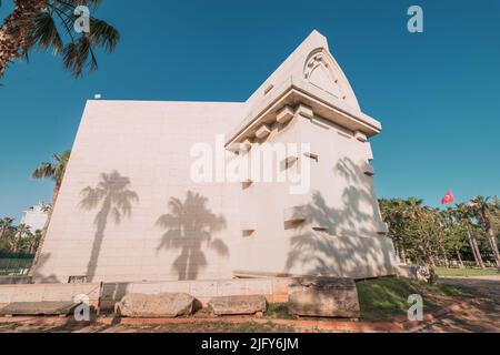 28. Mai 2022, Antalya, Türkei: Archäologisches Museum. Außen in Form berühmter Lykien, alter Gräber und Sarkofag. Stockfoto