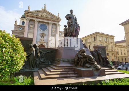 Turin, Italien. 17. Juni 2022. Denkmal für den Gründer des Salesianischen Ordens, John Bosco, vor der Basilika unserer Lieben Frau, Hilfe der Christen Stockfoto