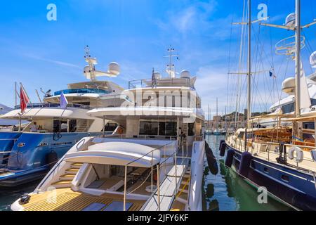 Frankreich, Cannes, 10. Mai 2022: Cote D Azur und Französische Riviera, Hafen und Hafen von Cannes in der Nähe des historischen Stadtzentrums und der Altstadt in der Nähe des Palais der Festivals und Konferenzen Stockfoto