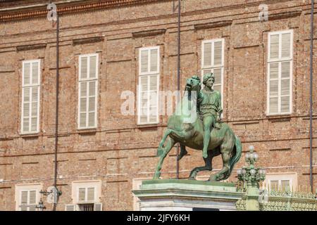 Turin, Italien. 17. Juni 2022. Reiterskulptur im Palazzo reale Stockfoto