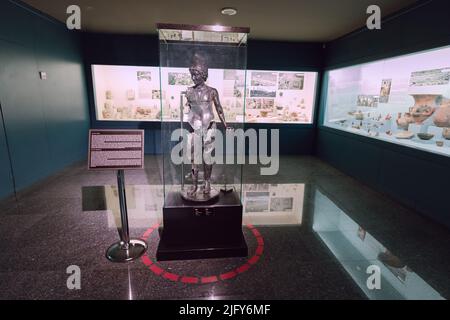 28. Mai 2022, Antalya, Türkei: Bronzeskulptur des antiken griechischen Helden Attis im Museum von Antalya Stockfoto