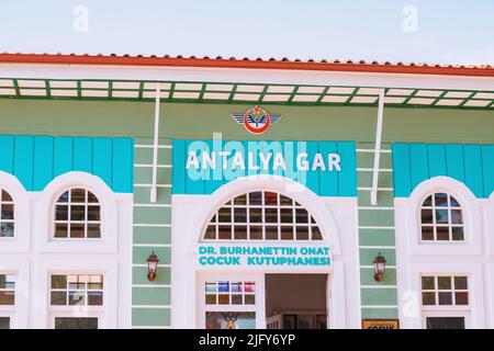 30. Mai 2022, Antalya, Türkei: Antalya Retro Wooden gar Railroad Station Building in Dokuma Park Stockfoto