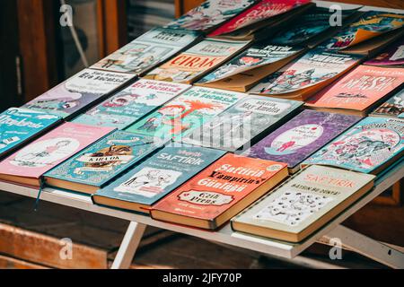 30. Mai 2022, Antalya, Türkei: Eine Buchhandlung mit Kinderromanen und Kurzgeschichten Bücher in türkischer Sprache mit hellen und faszinierenden Briefen und plo Stockfoto