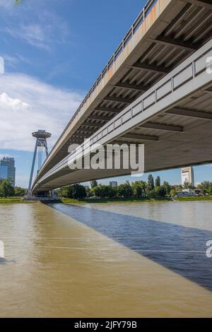 Die meisten SNP , gemeinhin als Most Slovenskeho oder die UFO-Brücke bezeichnet und von 1993 bis 2012 Novy Most ("Neue Brücke") genannt, ist eine Straßenbrücke über die Stockfoto