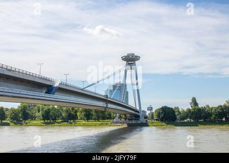 Die meisten SNP , gemeinhin als Most Slovenskeho oder die UFO-Brücke bezeichnet und von 1993 bis 2012 Novy Most ("Neue Brücke") genannt, ist eine Straßenbrücke über die Stockfoto