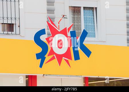 30. Mai 2021, Antalya, Turkiye: Sok-Schild am Eingang zum beliebten Supermarkt der Kette, der Lebensmittel und andere Waren verkauft Stockfoto