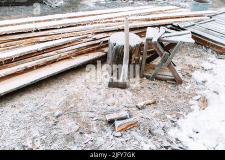 Arbeitsplatz zum Hacken von Brennholz, von Schnee bedeckt Stockfoto