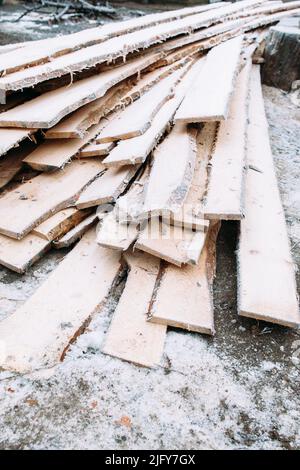 Ein Haufen Bretter bedeckte schneebedeckte Holzplanken Stockfoto