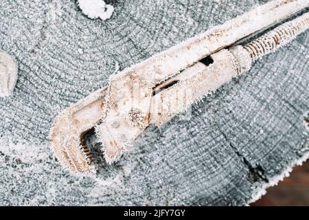 Frostiger, verstellbarer Schraubenschlüssel für mechanische Instrumente Stockfoto