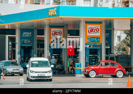 30. Mai 2021, Antalya, Turkiye: An der türkischen Opet-Tankstelle füllen Autofahrer ihre Autos mit Benzin und Diesel. Das Konzept der Inflation und expens Stockfoto