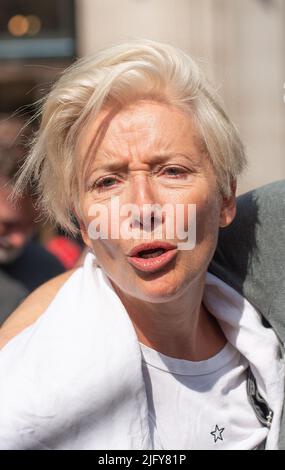 Die britische Schauspielerin Emma Thompson nimmt an der Extinction Rebellion Demonstration in London Teil, aus Protest gegen den Zusammenbruch des Weltklimas und den ökologischen Zusammenbruch. Stockfoto