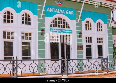 30. Mai 2022, Antalya, Türkei: Antalya Retro Wooden gar Railroad Station Building in Dokuma Park Stockfoto