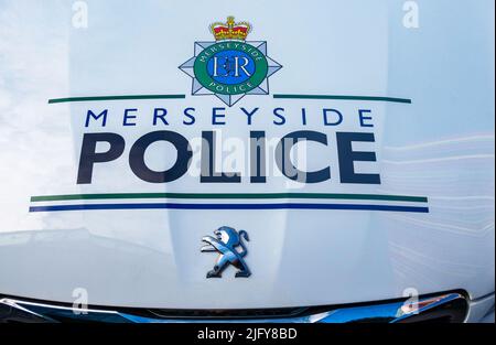 Logo und ID auf einem Polizeifahrzeug von Merseyside Stockfoto