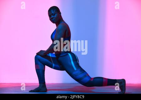 Körper positiv, abnehmen. afroamerikanische Frau im Sportswear-Workout, in einem Modestudio gedreht. Werbefoto, Copyspace Stockfoto