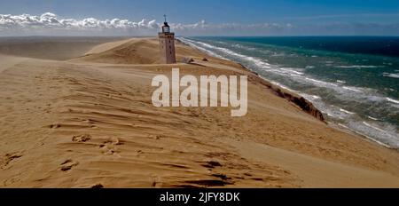 Der Leuchtturm am Rubjerg Knude ist teilweise im Sand begraben. Ein paar Jahre bevor dieses Bild im August 2005 aufgenommen wurde, waren Häuser und andere Gebäude Stockfoto