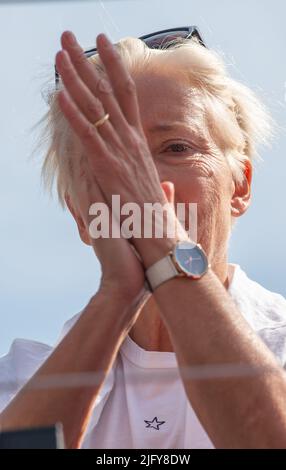 Die britische Schauspielerin Emma Thompson nimmt an der Extinction Rebellion Demonstration in London Teil, aus Protest gegen den Zusammenbruch des Weltklimas und den ökologischen Zusammenbruch. Stockfoto