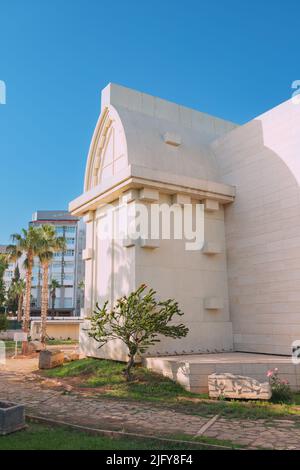 28. Mai 2022, Antalya, Türkei: Archäologisches Museum. Außen in Form berühmter Lykien, alter Gräber und Sarkofag. Stockfoto