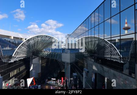 Das futuristische Design des Open Court Kyoto JR Station - The Cube, Kyoto JP Stockfoto
