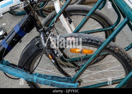 Alt abgenutzter Fahrradreifen. Ersetzen des Schlauchs am Rad eines Mountainbikes. Bruch aus der Nähe. Selektiver Fokus Stockfoto