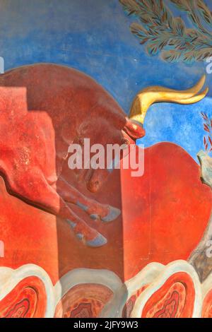 Knossos, Griechenland - 27. April 2019: Heraklion Grete, Knossos Palace Minoische archäologische Stätte Fresko mit Stier Stockfoto