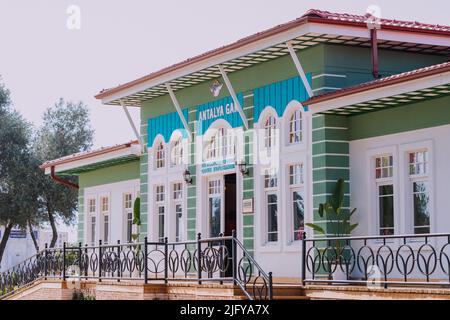 30. Mai 2022, Antalya, Türkei: Antalya Retro Wooden gar Railroad Station Building in Dokuma Park Stockfoto