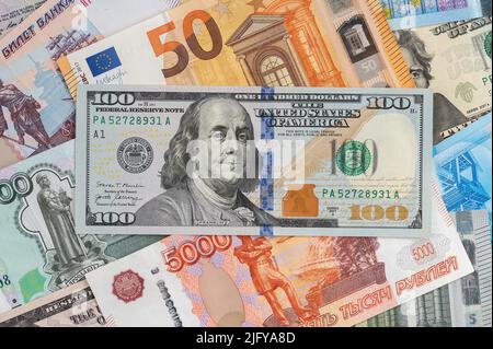 Geldhintergrund aus verschiedenen Ländern: Dollar, Euro, Rubel. Internationale Währungen. 100 Dollar Stockfoto